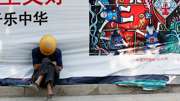 Pause auf einer Baustelle in Peking. Fallende Immobilienpreise bringen nicht nur eine der wichtigsten Branchen des Landes in Schwierigkeiten, sondern auch viele Chinesen, die ihr Erspartes in Immobilien investiert haben. Das wiederum dämpft die Konsumnachfrage. 