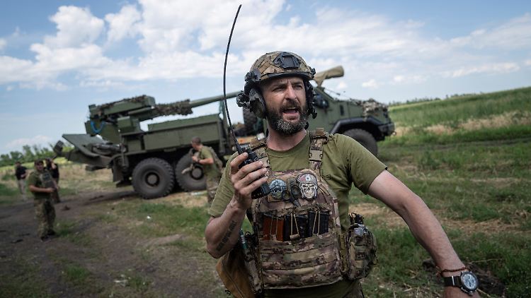Ein ukrainischer Soldat vor einer Panzerhaubitze vom Typ "Bohdana" im Raum Bachmut. 