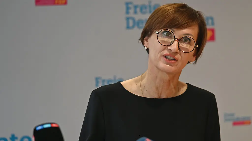 Bettina-Stark-Watzinger-FDP-Bildungsministerin-spricht