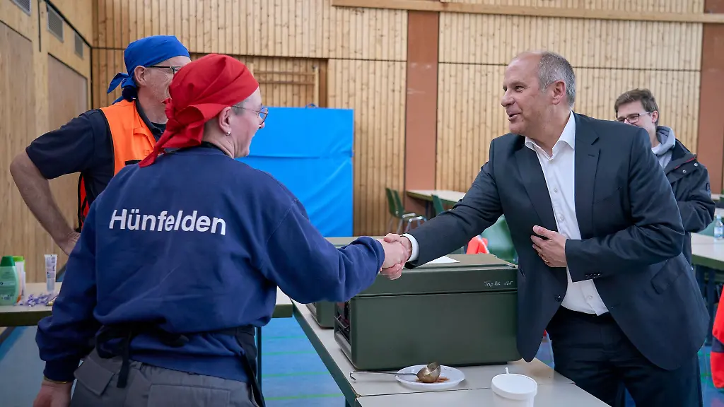 Roman-Poseck-CDU-r-Hessischer-Minister-des-Innern-fuer-Sicherheit-und-Heimatschutz-dankt-in-der-Mehrzweckhalle-im-Stadtteil-Oberzeuzheim-ehrenamtlichen-Helfern