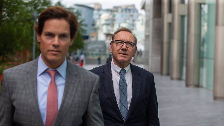 Oscar-Preisträger Kevin Spacey verlässt nach der Verhandlung das Gericht in London.