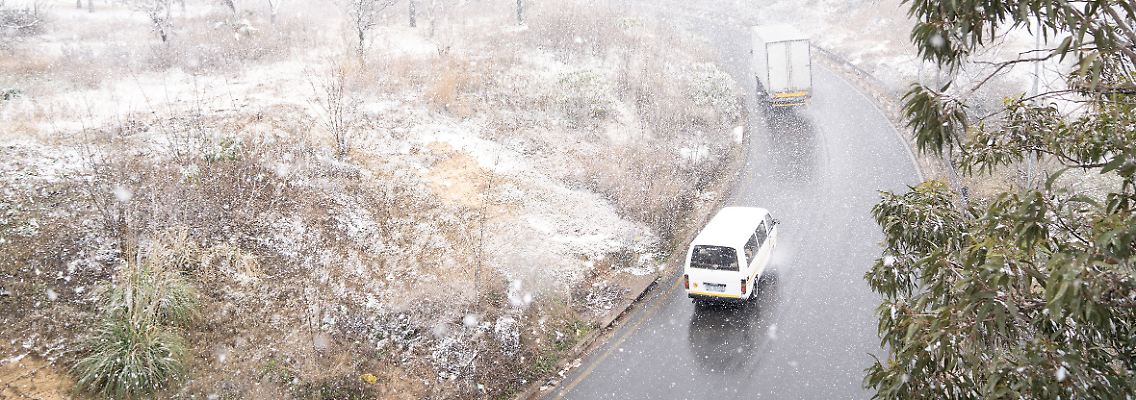 Der Schnee taucht die Stadt in tiefes Weiß.