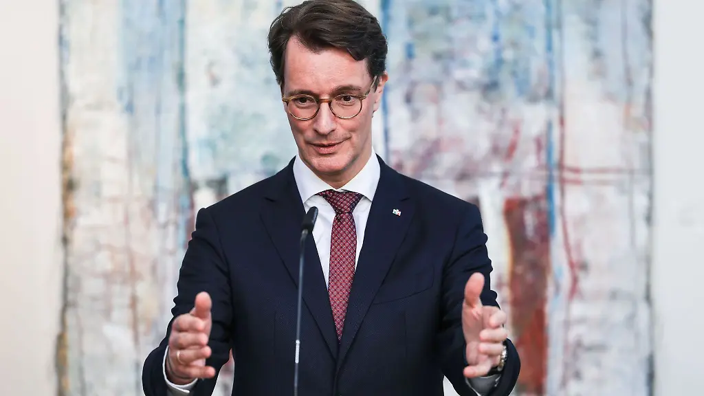 Hendrik-Wuest-l-CDU-Ministerpraesident-von-Nordrhein-Westfalen-spricht