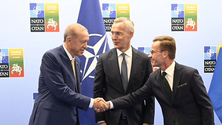 Es ist vollbracht: Stoltenberg (M.) leitete das Spitzentreffen zwischen Erdogan (l.) und Kristersson..