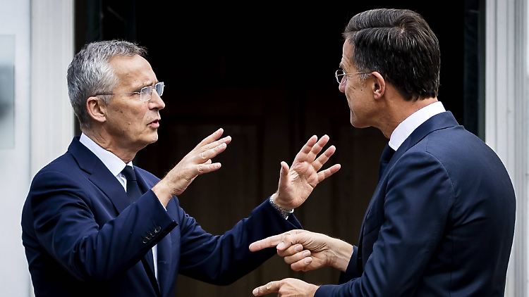 Wer soll an die Spitze der NATO nachfolgen? Generalsekretär Jens Stoltenberg mit dem ehemaligen Regierungschef der Niederlande, Mark Rutte.