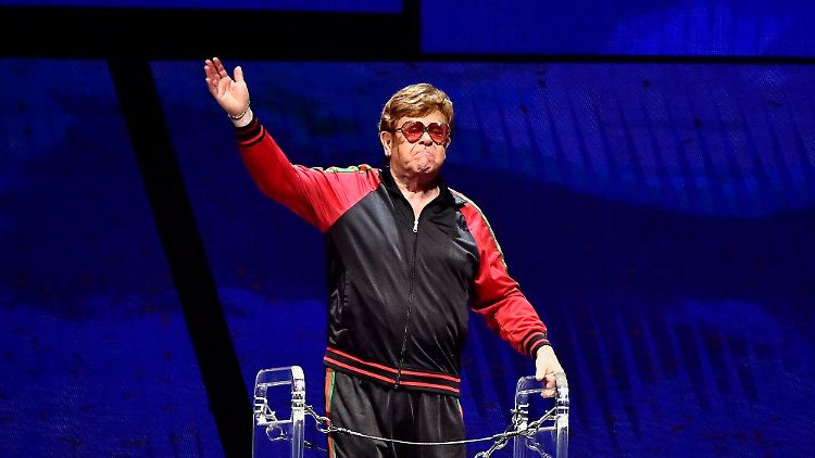 Elton John winkt zum Abschied in Stockholm.