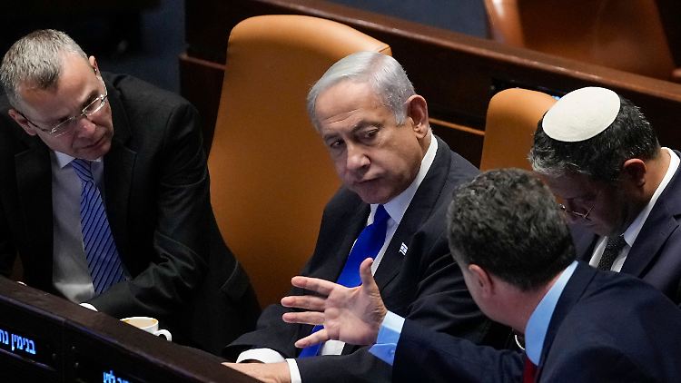 Israels Ministerpräsident Netanjahu (M.) treibt seine Justizreform voran.