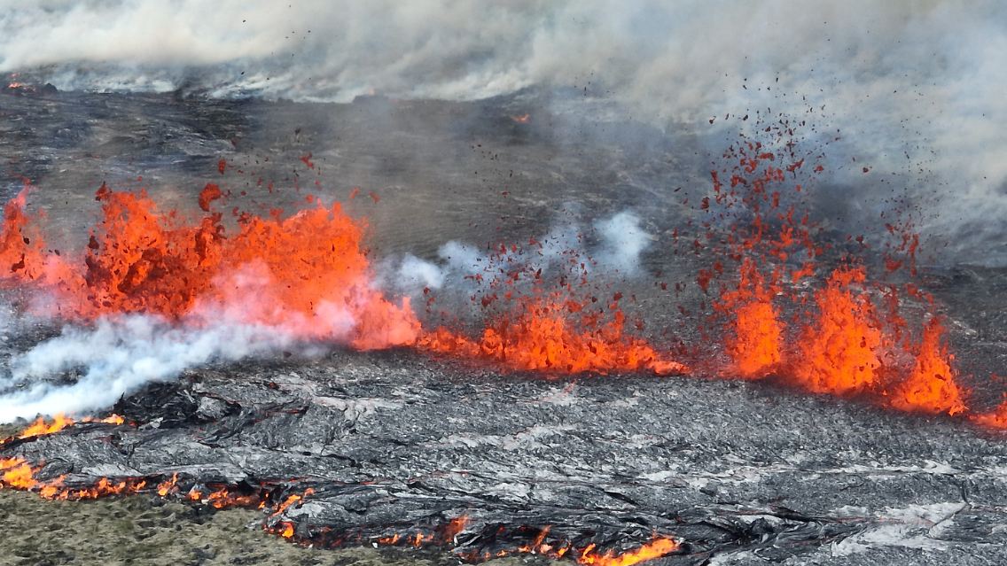 … Die Wanderung zum Eruptionsort sei lang und die Landschaft herausfordernd - man empfehle daher, abzuwarten und Anweisungen des Zivilschutzes zu befolgen.