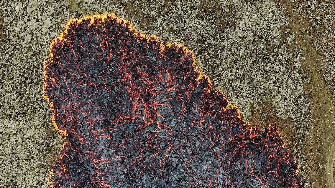 Eine Eruption habe unmittelbar nordwestlich des Berges Litli-Hrútur begonnen, teilte die isländische Wetterbehörde Vedurstofa auf ihrer Webseite mit.