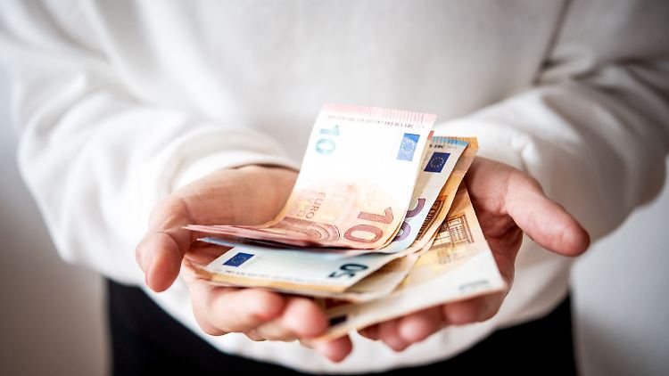 Vier von fünf Befragten schätzen ihre eigene finanzielle Bildung "eher gut" bis "sehr gut" ein. 