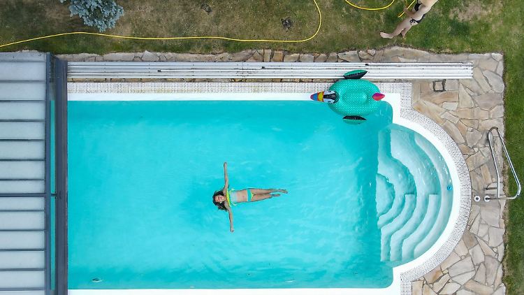 So schön ist der Sommer. Aber Gartenpools stehen in der Kritik, denn sie benötigen viel Wasser.