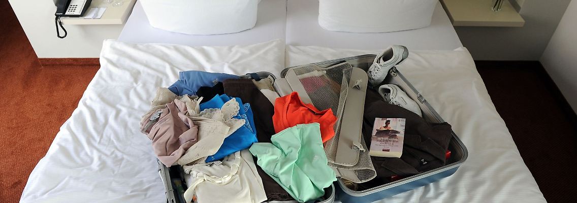 So schützt man sich vor Bettwanzen: Vor der Abreise aus dem Hotel den Koffer komplett leeren und die Kleidungsstücke ausschütteln.