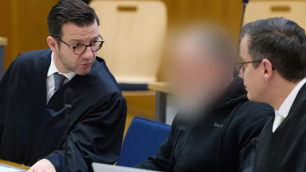 Der-Angeklagte-sitzt-im-Gerichtssaal-des-Oberlandesgerichts-zwischen-seinen-Anwaelten-links-Wolfgang-Stahl