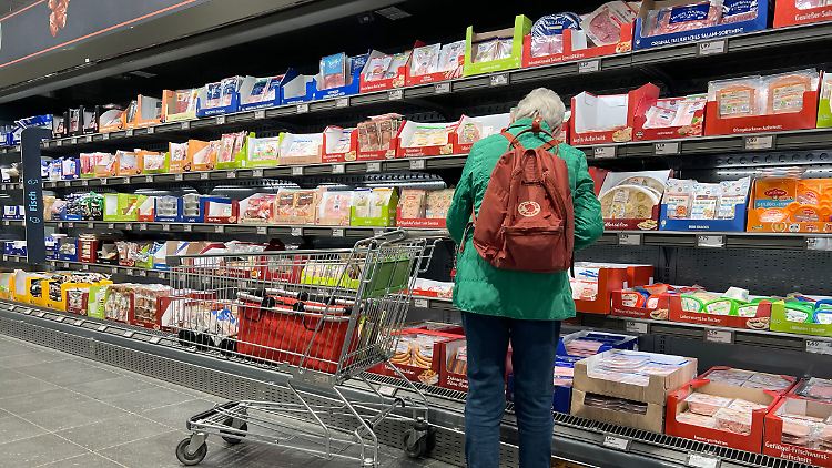 Energie- und Rohstoffpreise sinken zwar - bei den Preisen für Lebensmittel ist das bislang aber nur selten zu spüren.