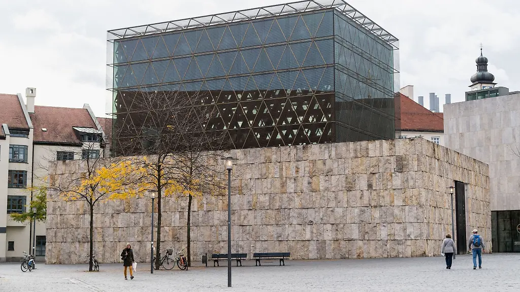 Passanten-gehen-an-der-Muenchner-Hauptsynagoge-Ohel-Jakob-vorueber