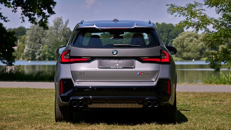 Mit Diffusor und spezifischer Vierrohr-Abgasanlage besonders sportlich unterwegs: der BMW X1 M35i xDrive.