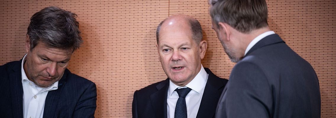 Wirtschaftsminister Robert Habeck (v.l.), Bundeskanzler Olaf Scholz und Finanzminister Christian Lindner bei einer Kabinettssitzung im Kanzleramt.