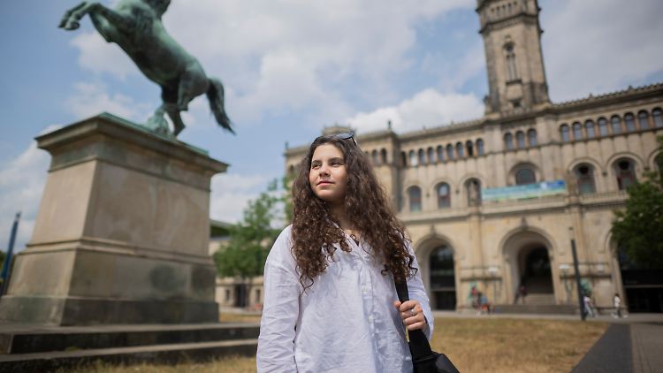 Die hochbegabte 13-Jährige geht eigentlich auf das Gymnasium, besucht aber jetzt schon die Mathematik-Vorlesungen an der Uni, die sie sich später anrechnen lassen kann.