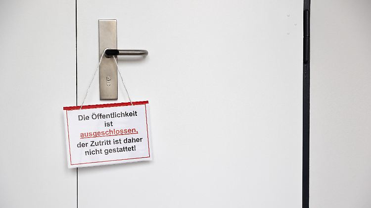 Wegen des jungen Alters des mutmaßlichen Täters findet der Prozess unter Ausschluss der Öffentlichkeit statt.