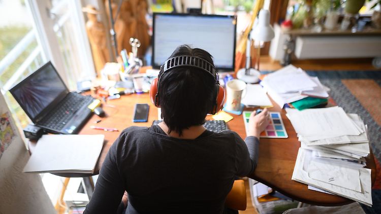 Eine Frau arbeitet mit Hörschutz im Homeoffice. Im Vergleich zur Vor-Corona-Zeit hat sich der Anteil der Menschen im Homeoffice nahezu verdoppelt.