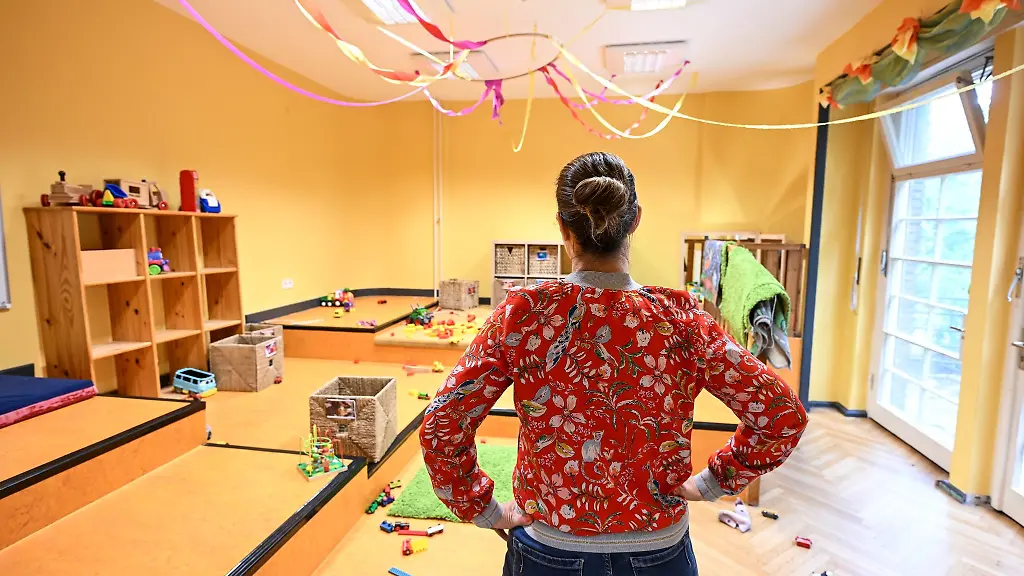 Eine-Mitarbeiterin-steht-in-der-Kita-Biberburg-in-Gatow-in-der-ein-Teil-der-Einrichtung-wegen-Personalmangels-derzeit-ungenutzt-ist