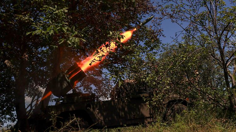 Ukrainische Soldaten feuern ein kleines Mehrfachraketensystem vom Typ RAK-SA-12 auf russische Truppen bei Bachmut ab.