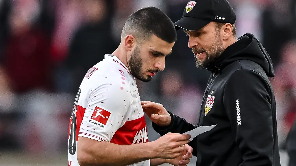 Stuttgarts-Deniz-Undav-l-bekommt-Anweisungen-von-Stuttgarts-Trainer-Sebastian-Hoeness-r