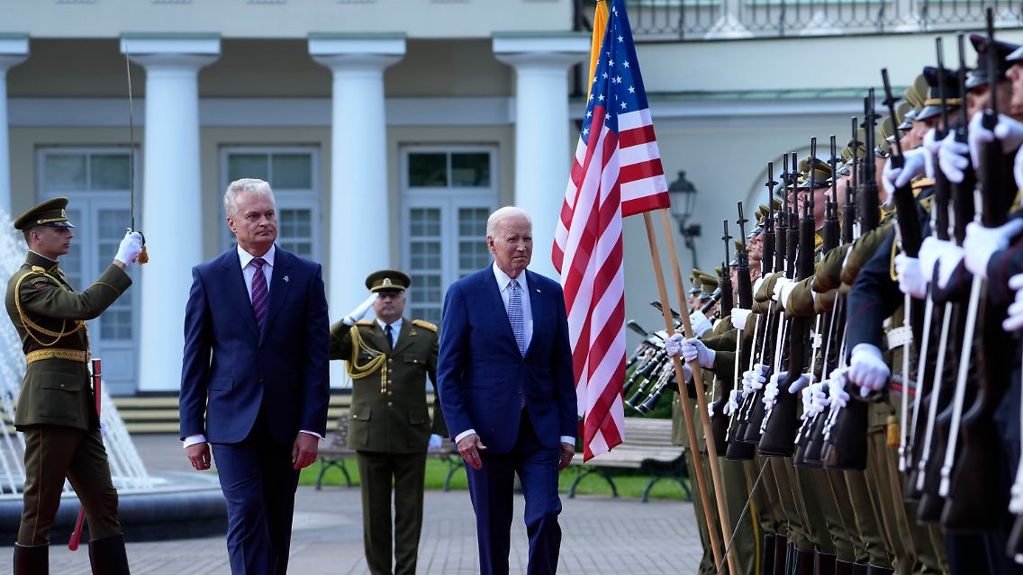 Litauens Präsident Nauseda (l) begrüßt US-Präsident Biden mit militärischen Ehren am Präsidentenpalast vor dem NATO-Gipfel in Vilnius.