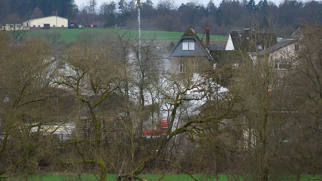 Aus-einem-Gastank-auf-dem-Gelaende-eines-Fluessiggas-Abfuellbetiebes-in-Hadamar-tritt-Gas-aus