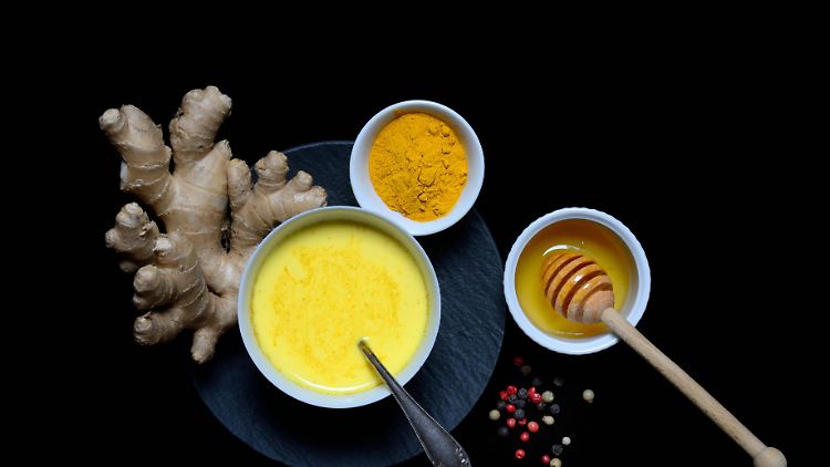 Ursprünglich stammt die Goldene Milch aus dem Ayurveda und soll dazu beitragen, das Immunsystem zu stärken.