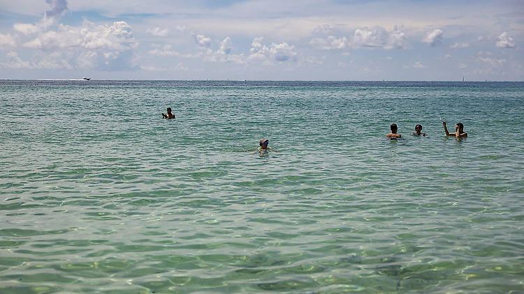 Mit Abkühlung hat das Baden an Floridas Stränden nichts mehr zu tun.