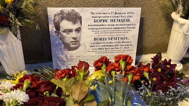 Blumen und eine Information über Boris Nemzow liegen auf der Brücke in Kreml-Nähe, auf der der Oppositionelle 2015 erschossen worden war.