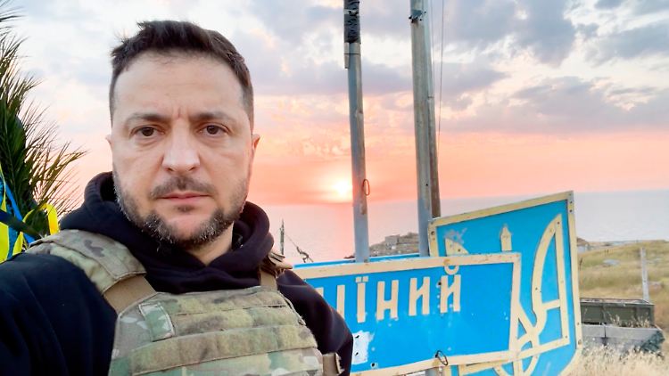 Am 500. Tag des russischen Angriffskriegs wandte Selenskyj sich von der Schlangeninsel aus an die Ukrainer.
