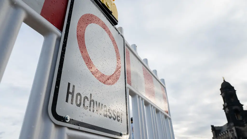 Ein-Schild-an-einer-Absperrung-warnt-vor-Hochwasser-in-der-Altstadt