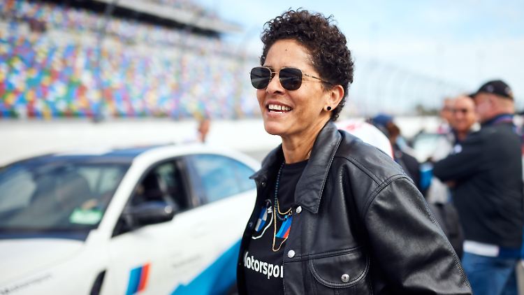 
Teamarbeit, Ausdauer und der Nervenkitzel der Geschwindigkeit faszinierten die Künstlerin bei ihrem ersten Besuch eines Autorennens in Daytona im Frühjahr.