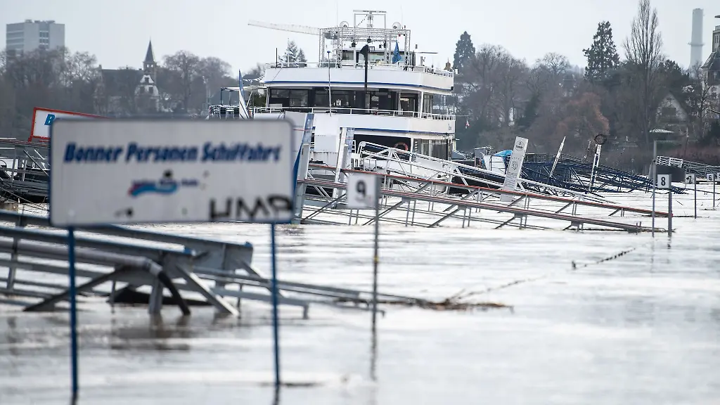 Schiffsanleger-sind-vom-Rhein-ueberflutet
