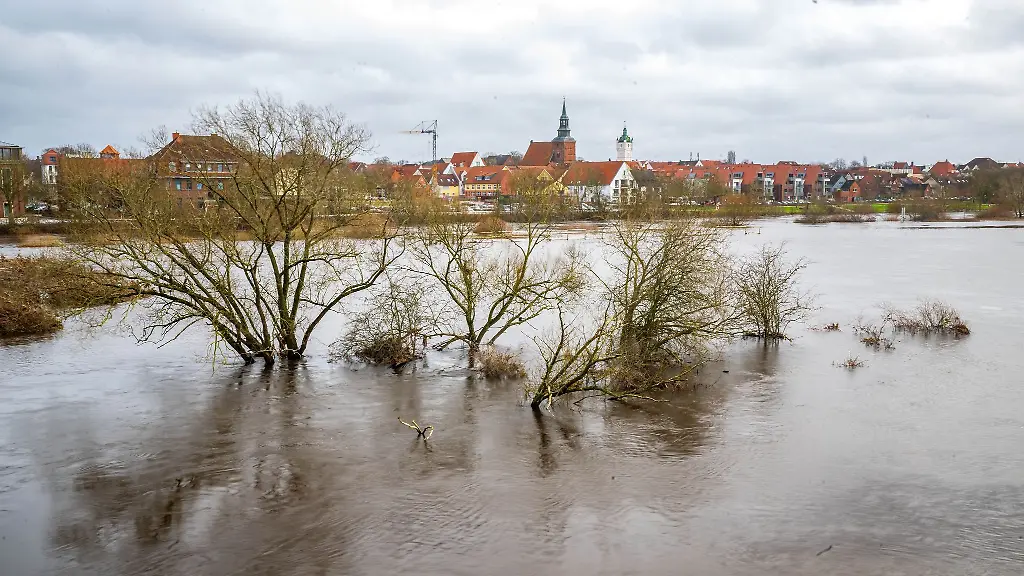Hochwasser-hat-die-Aller-vor-der-Altstadt-von-Verden-ueber-die-Ufer-treten-lassen