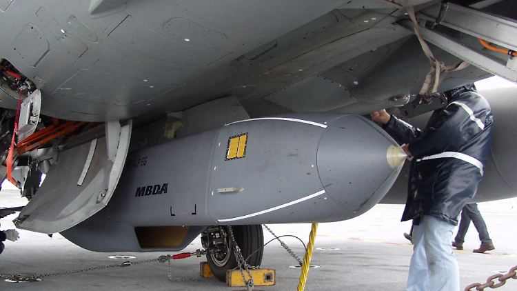Ein Marschflugkörper des Typs Scalp/Storm Shadow ist an einem französischen Kampfjet angebracht. 