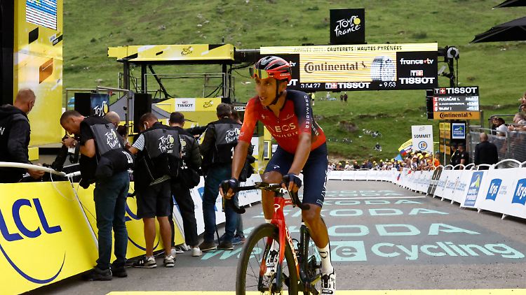 Egan Bernal schiebt sich die Gipfel der Tour de France hoch.