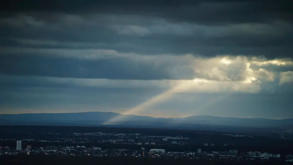 Sonnenstrahlen-durchbrechen-die-Wolkendecke-ueber-dem-Rhein-Main-Gebiet