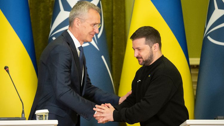 NATO-Generalsekretär Stoltenberg bei seinem Besuch in Kiew im April.