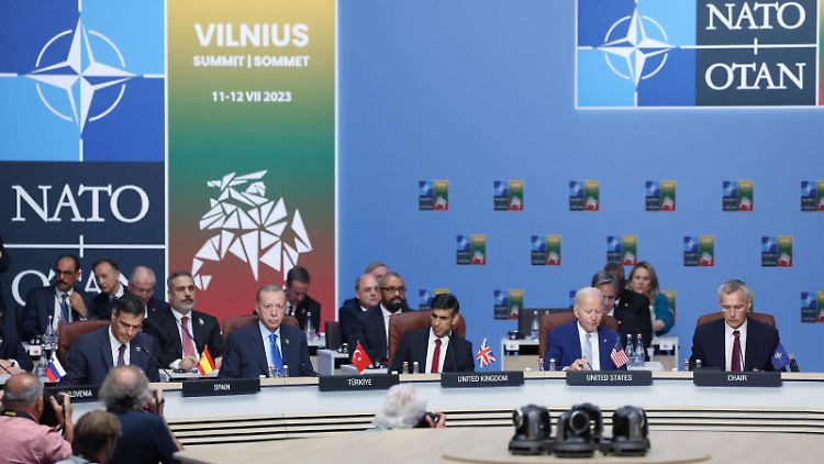 Am ersten Tag des NATO-Gipfels einigten sich die 31 Mitgliedsstaaten: Die Ukraine darf nach Ende des Krieges beitreten - unter Bedingungen. 