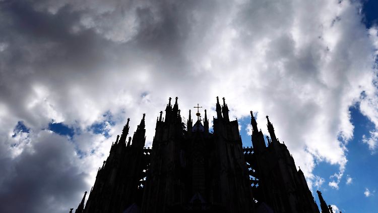 Mit der Forderung nach Schmerzensgeld ziehen erneut dunkle Wolken über dem Kölner Erzbistum auf. 