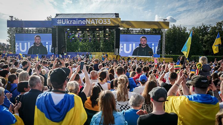 Für Selenskyjs Anhänger in Vilnius ist klar - die Ukraine muss NATO-Mitglied werden. 