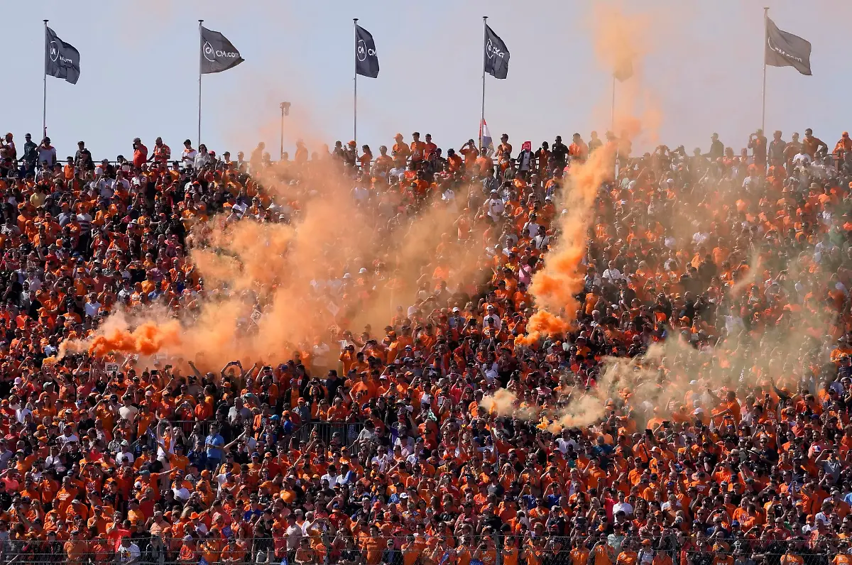 Der-orange-Rauch-ueber-den-Fans-von-Max-Verstappen-duerfte-der-Vergangenheit-angehoeren-Der-Einsatz-von-Pyros-ist-seit-vergangenem-Oktober-bei-Fia-Veranstaltungen-untersagt