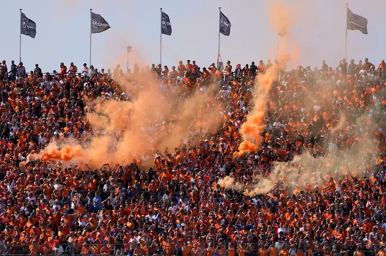 Der-orange-Rauch-ueber-den-Fans-von-Max-Verstappen-duerfte-der-Vergangenheit-angehoeren-Der-Einsatz-von-Pyros-ist-seit-vergangenem-Oktober-bei-Fia-Veranstaltungen-untersagt
