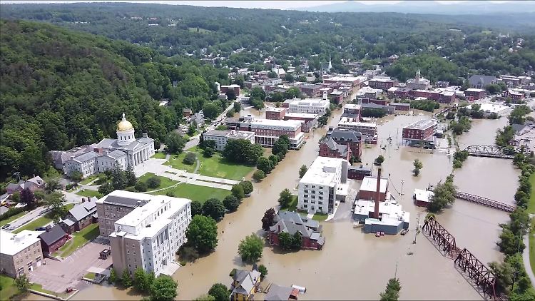 Wassermassen haben die US-Stadt Montpelier geflutet.