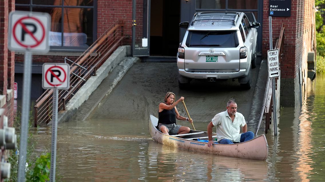Sie retten aus ihrer Tierpraxis, was noch zu retten ist: Jodi Kelly (l), Praxismanagerin, und ihr Mann Dan Kelly, Tierarzt, transportieren mit einem Kanu chirurgisches Material aus dem von der Flut beschädigten Zentrum.