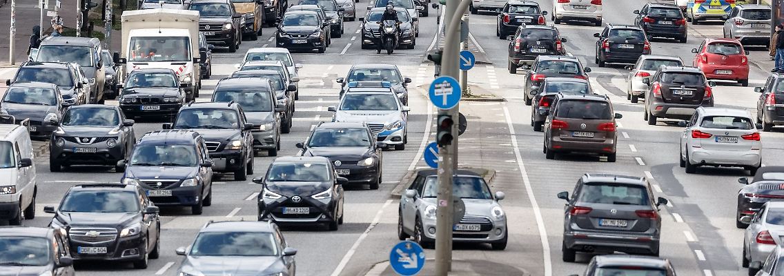 Dichter Verkehr auf der Ludwig-Erhard-Strasse in Hamburg.jpg