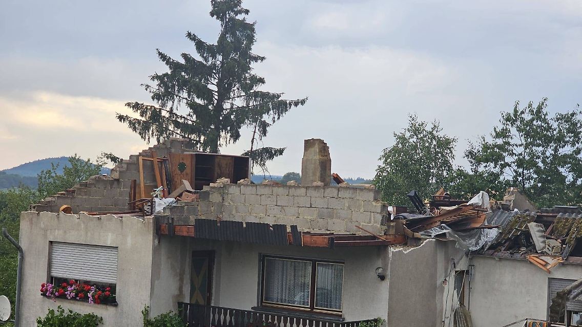 ... Im saarländischen Asweiler entwickelt ein Sturm erhebliche Zerstörungskraft ...